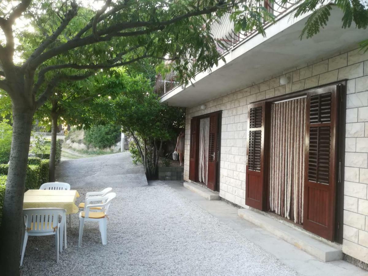 Apartmani Ujdur Omis Bagian luar foto