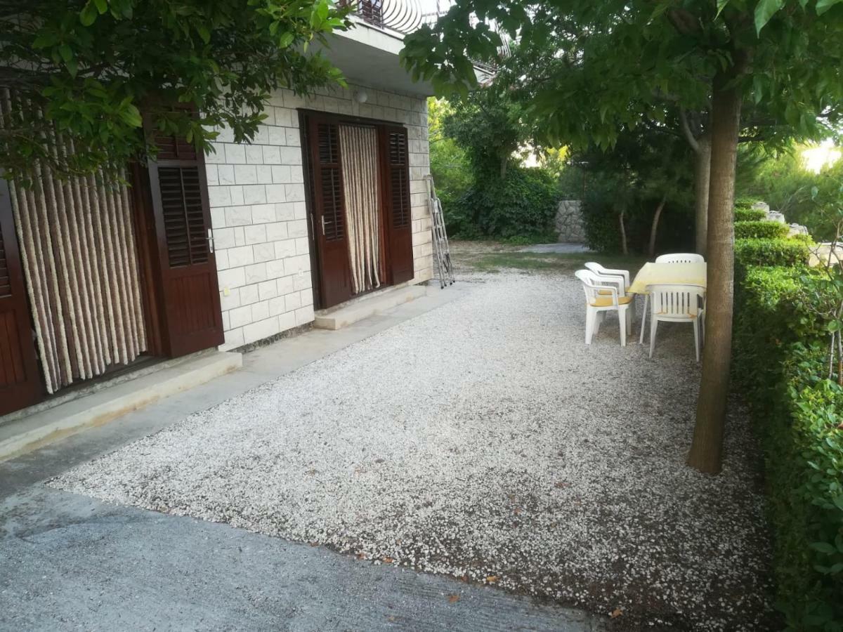Apartmani Ujdur Omis Bagian luar foto