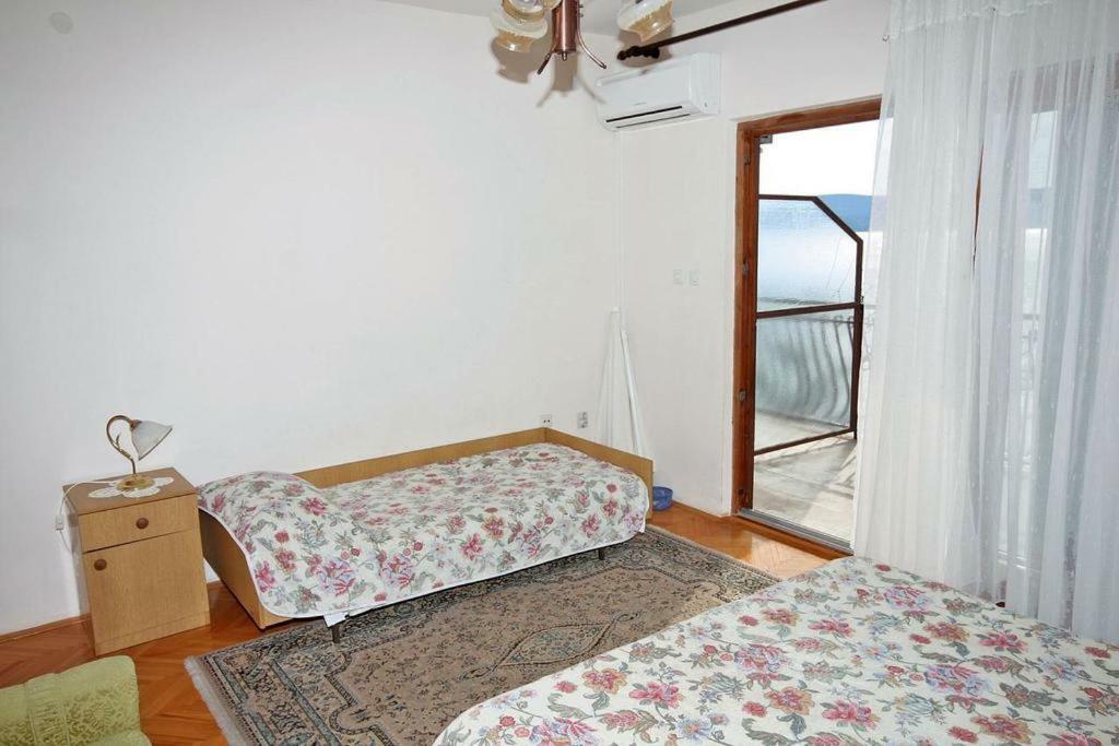 Apartmani Ujdur Omis Bagian luar foto