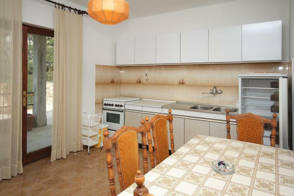 Apartmani Ujdur Omis Bagian luar foto