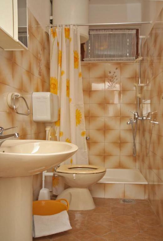Apartmani Ujdur Omis Bagian luar foto