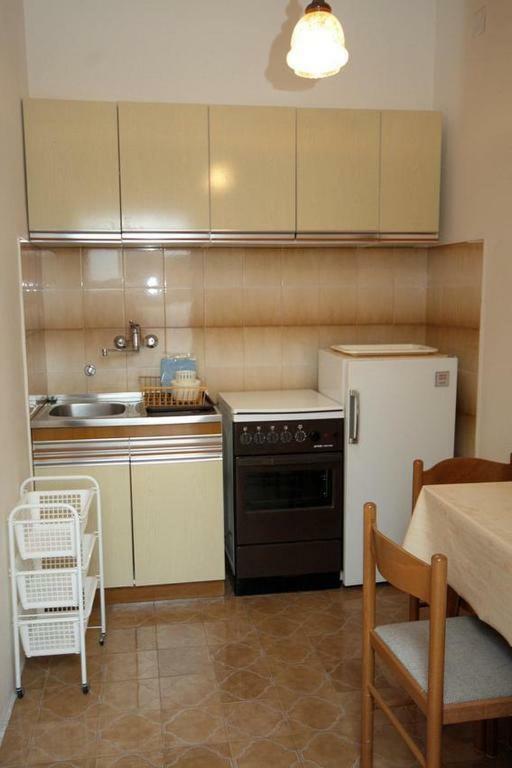 Apartmani Ujdur Omis Bagian luar foto