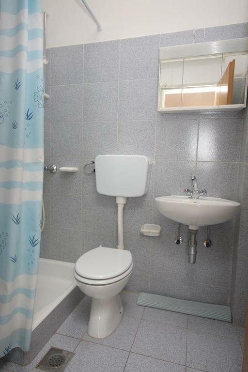 Apartmani Ujdur Omis Bagian luar foto